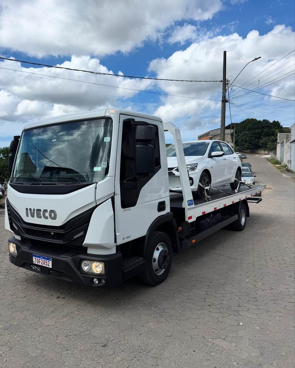 Caminhão guincho da Capital Guinchos e Transportes carregando veículo